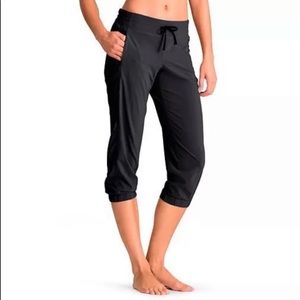 Athleta La Viva Capri Crop Black Pant 6